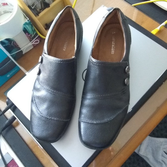 Naturalizer Black Leather Two Button Flats - Picture 2 of 6